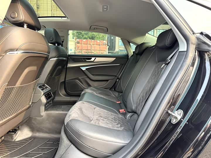 Фото 7 - Audi A7L