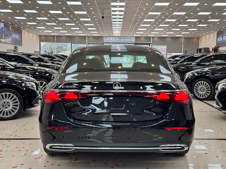 Фото 3 - Mercedes-Benz E-Class