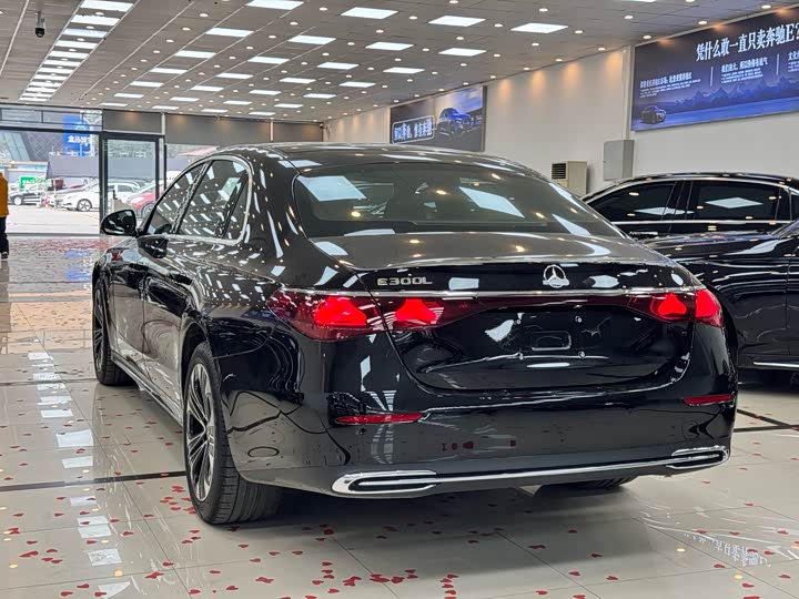 Фото 4 - Mercedes-Benz E-Class