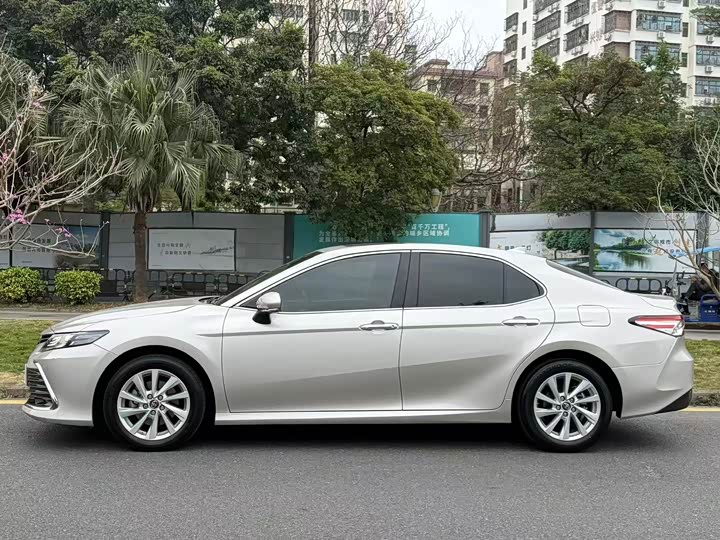 Фото 4 - Toyota Camry