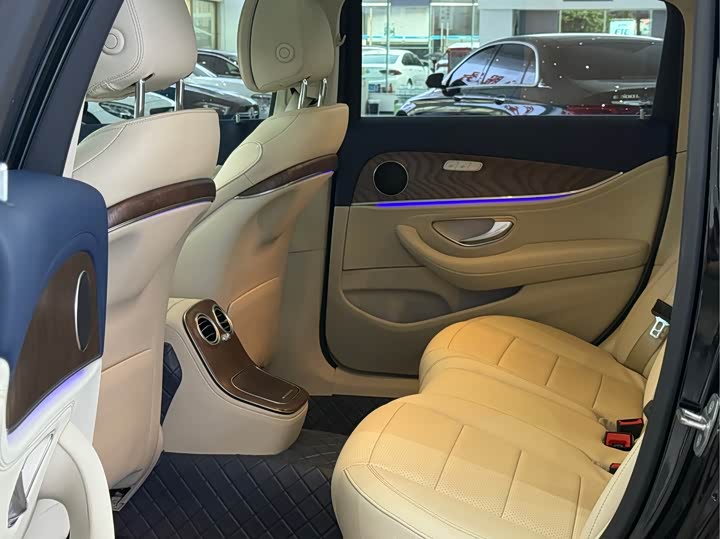 Photo 8 - Mercedes-Benz E-Class