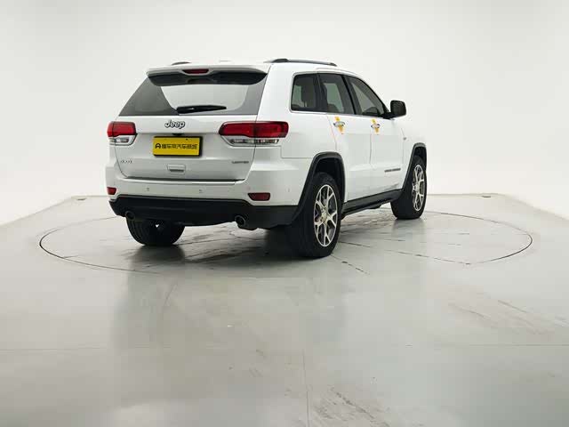 Фото 6 - Jeep Grand Cherokee