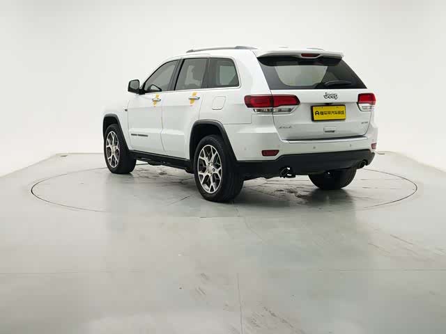 Фото 7 - Jeep Grand Cherokee
