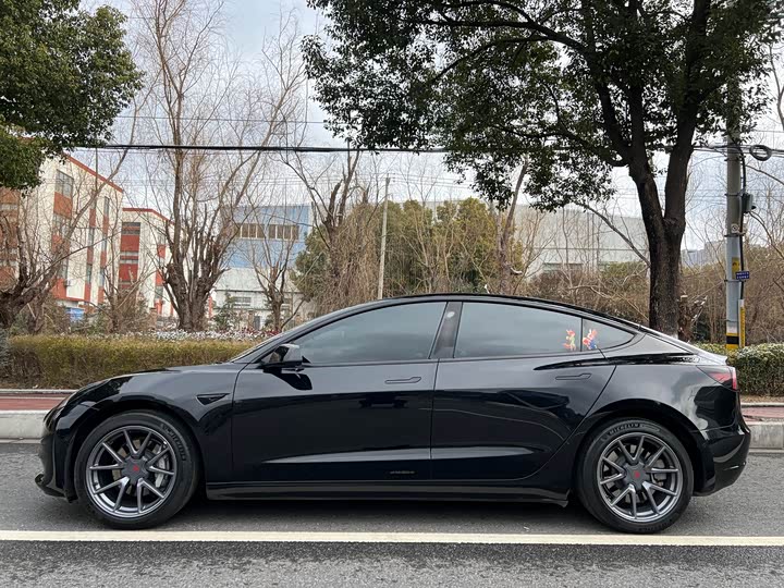 Фото 2 - Tesla Model 3