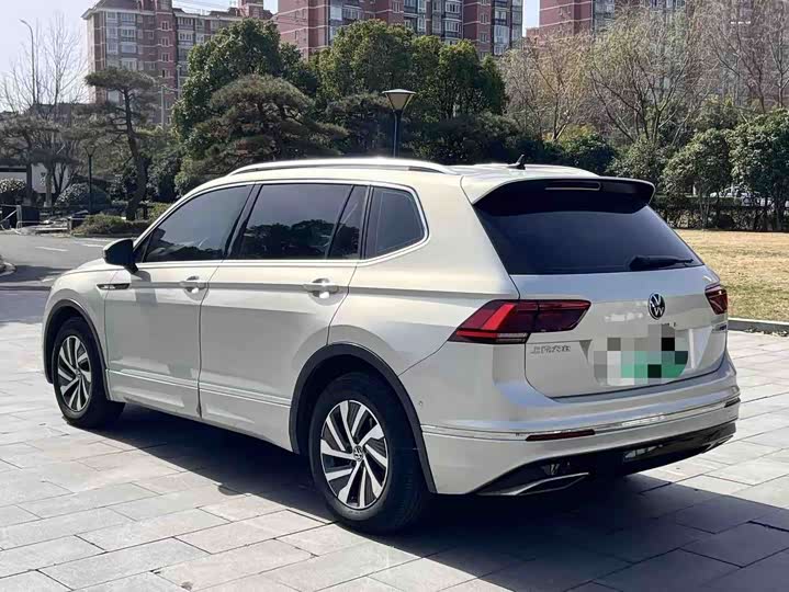 Фото 4 - Volkswagen Tiguan L Hybrid