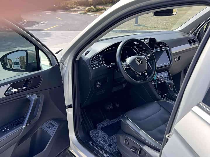 Фото 7 - Volkswagen Tiguan L Hybrid