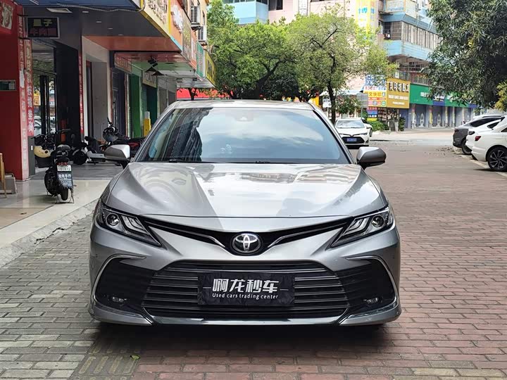 Фото 2 - Toyota Camry