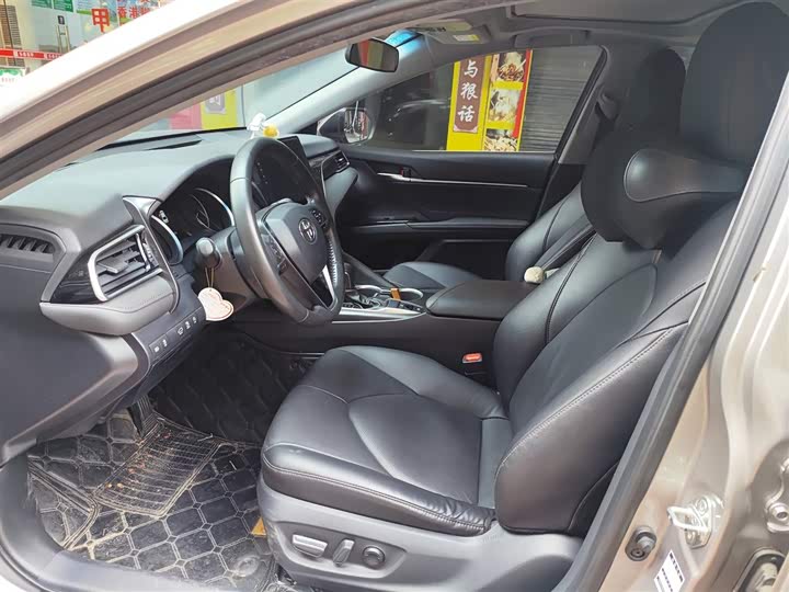 Фото 4 - Toyota Camry