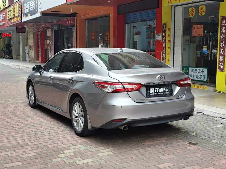 Фото 8 - Toyota Camry