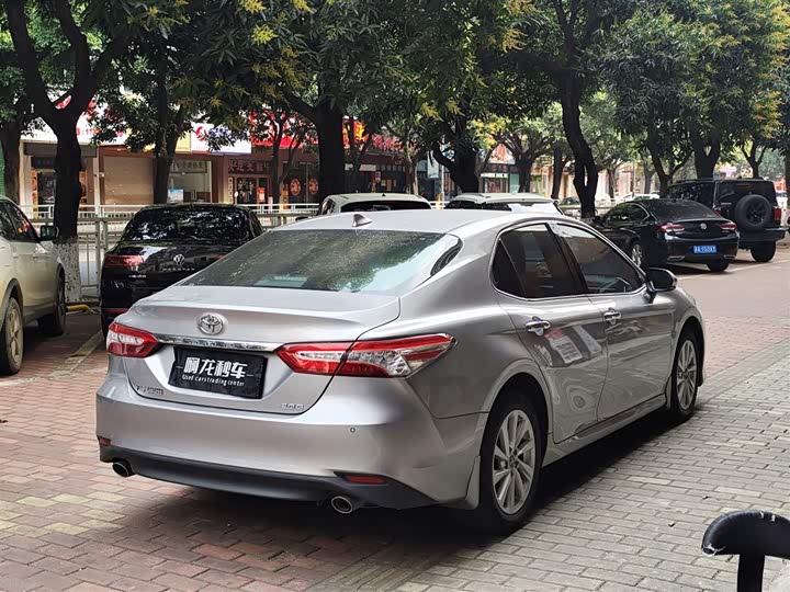 Фото 9 - Toyota Camry