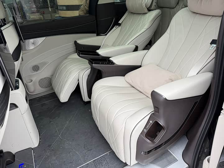 Фото 5 - Denza D9