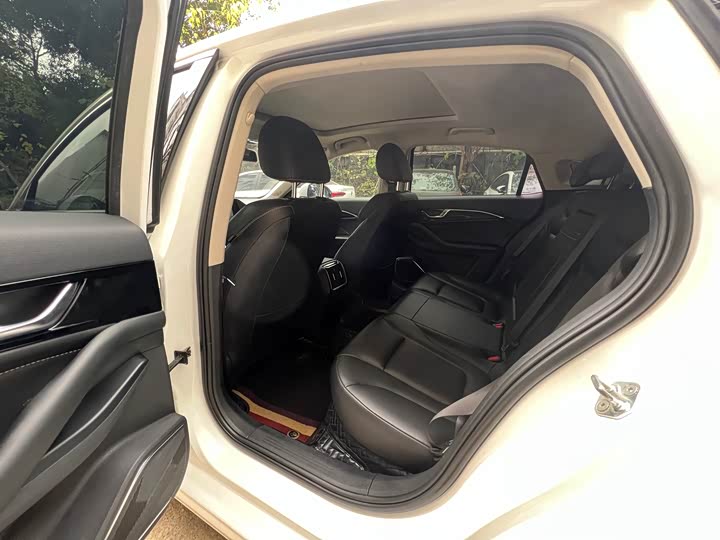 Фото 7 - Bestune B70