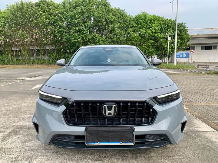 Фото 2 - Honda Inspire