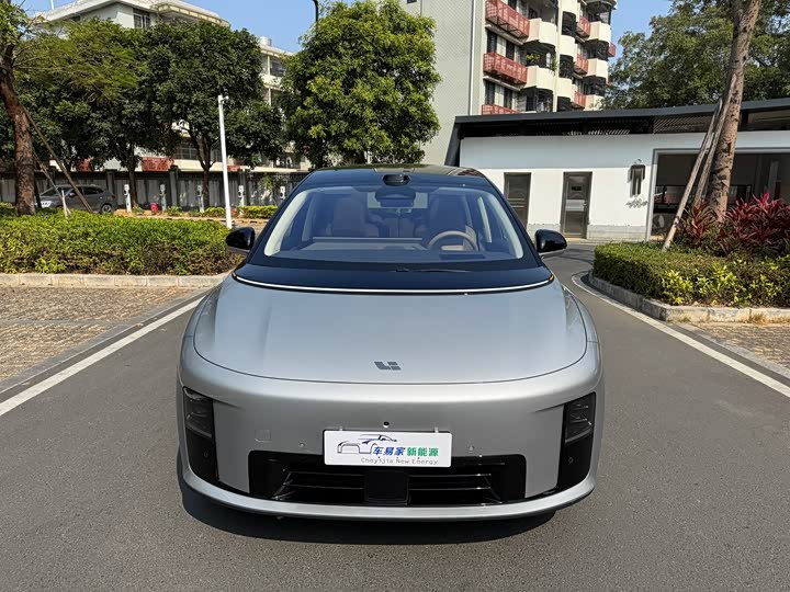 Фото 2 - LiXiang i8