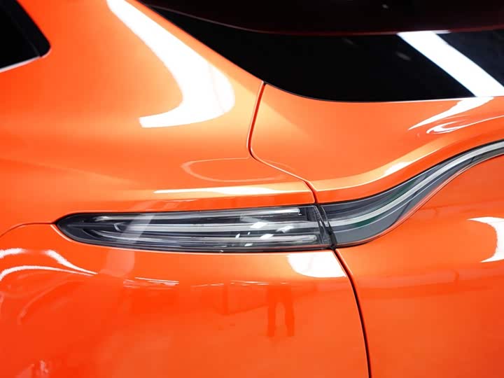 Фото 4 - Aston Martin DBX