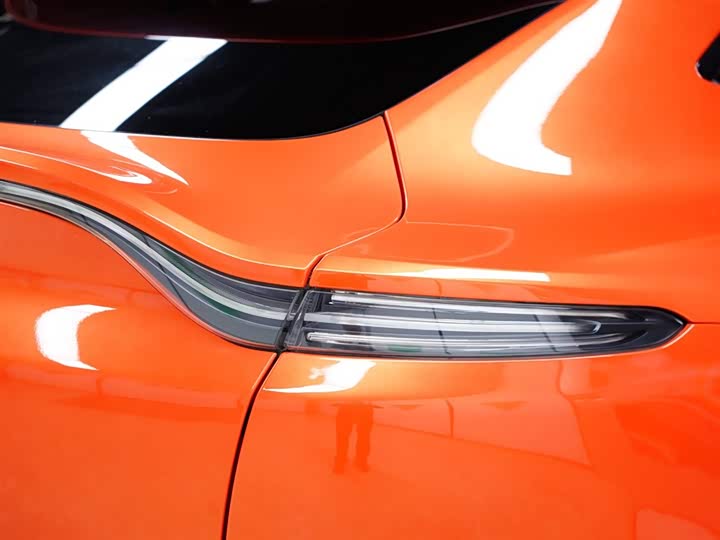 Фото 5 - Aston Martin DBX