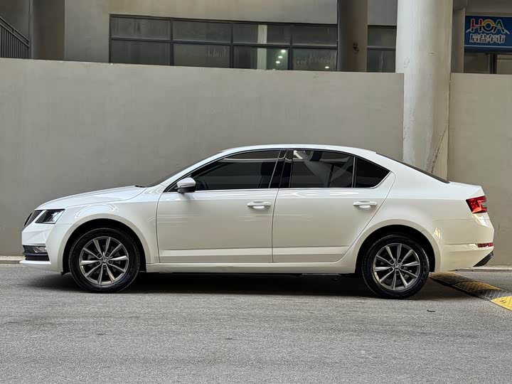 Photo 3 - Skoda Octavia Pro