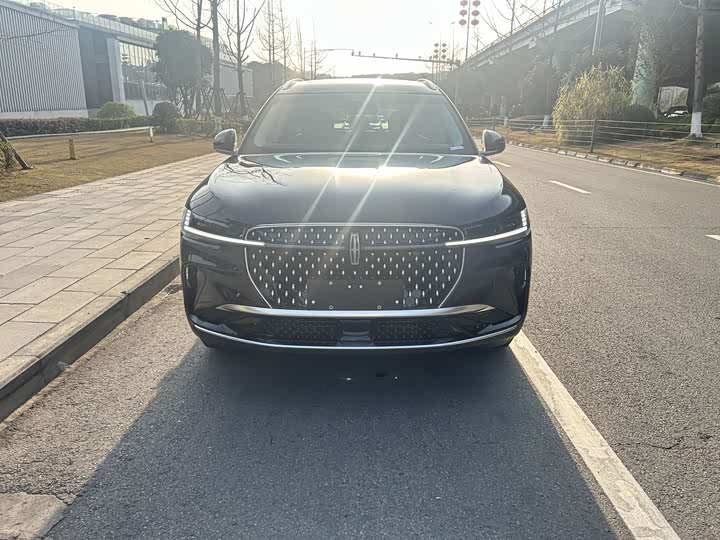 Фото 2 - Lincoln Nautilus