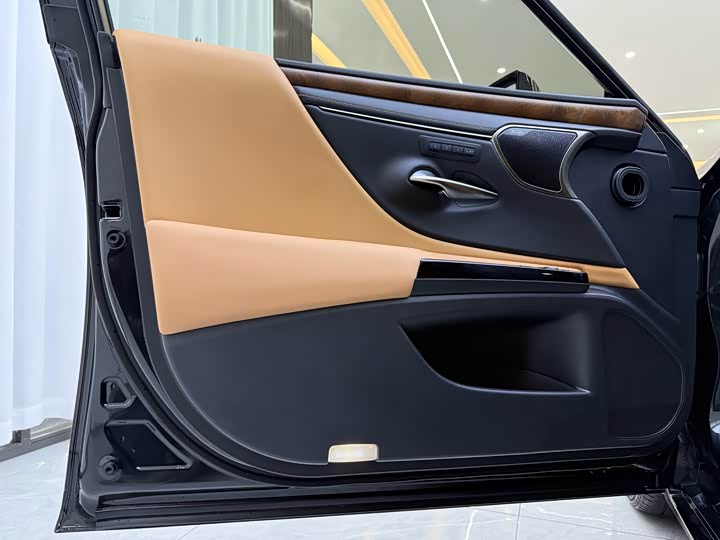 Фото 3 - Lexus ES