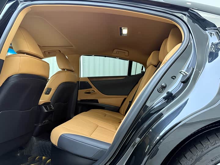 Фото 5 - Lexus ES