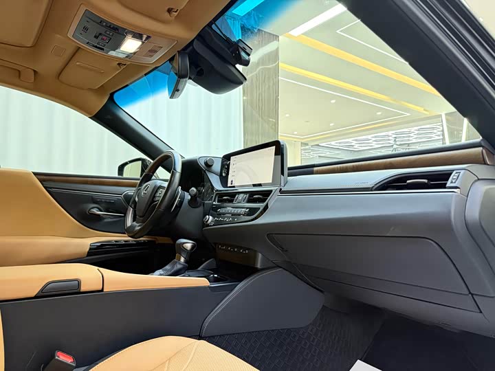 Фото 7 - Lexus ES