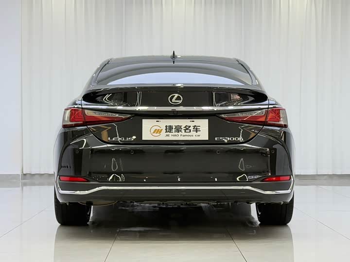 Фото 9 - Lexus ES