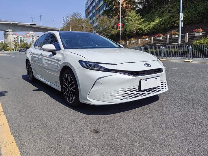 Фото 2 - Toyota Camry