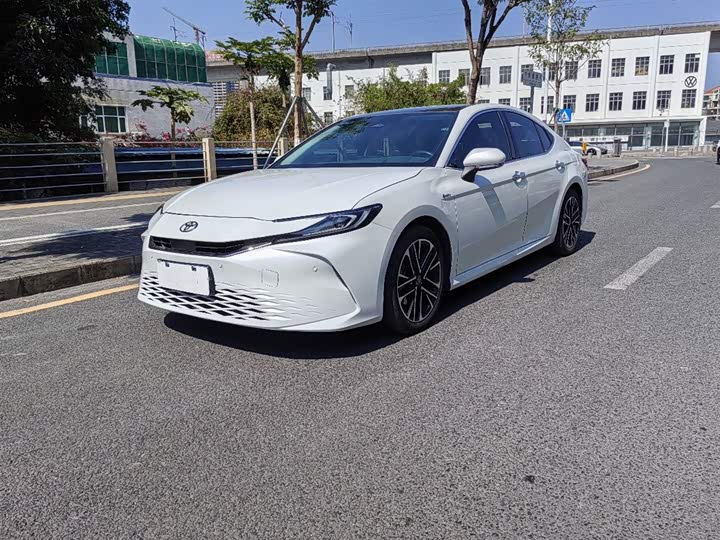 Фото 3 - Toyota Camry