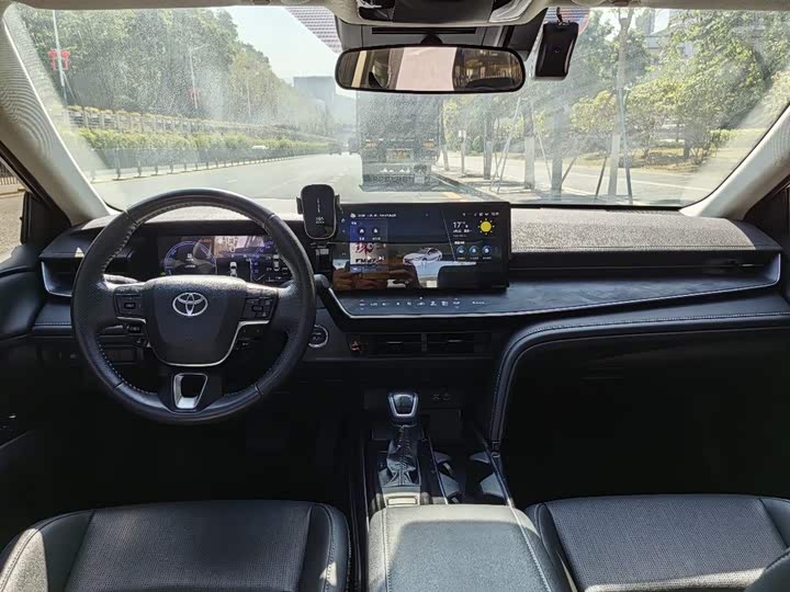 Фото 4 - Toyota Camry