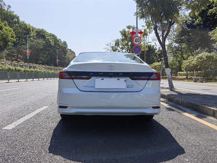 Фото 8 - Toyota Camry