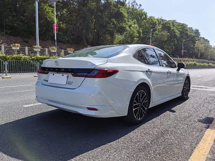 Фото 9 - Toyota Camry