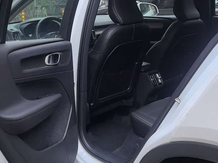 Фото 4 - Volvo XC40