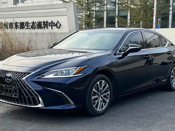 Фото 1 - Lexus ES