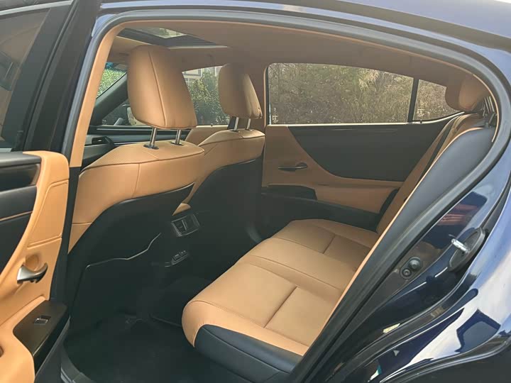 Фото 5 - Lexus ES