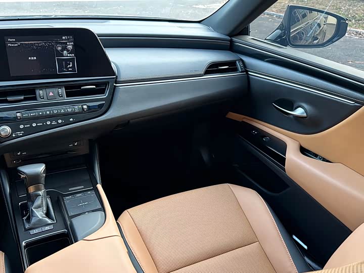 Фото 7 - Lexus ES