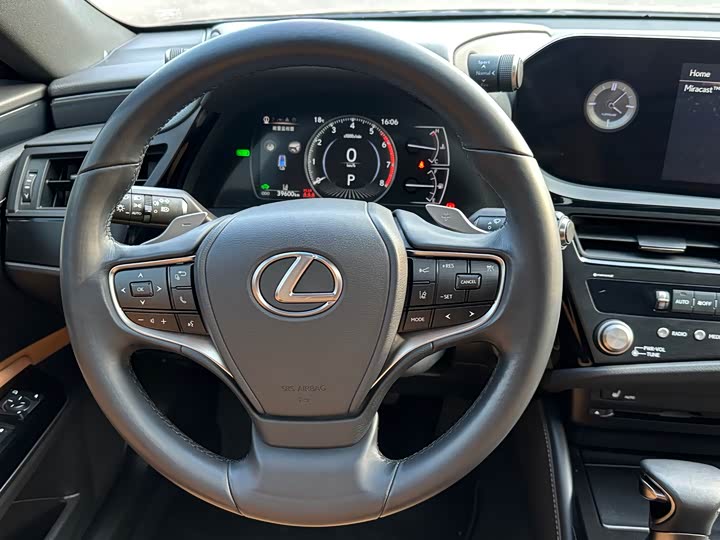 Фото 8 - Lexus ES