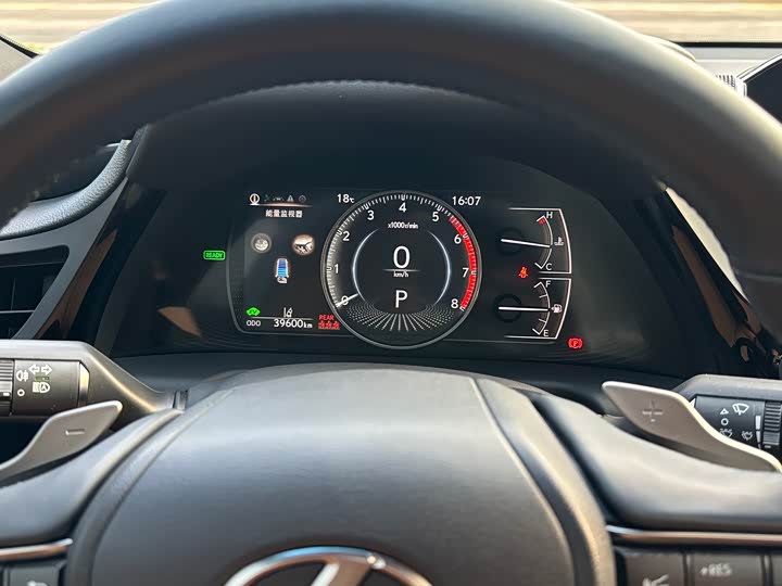 Фото 9 - Lexus ES