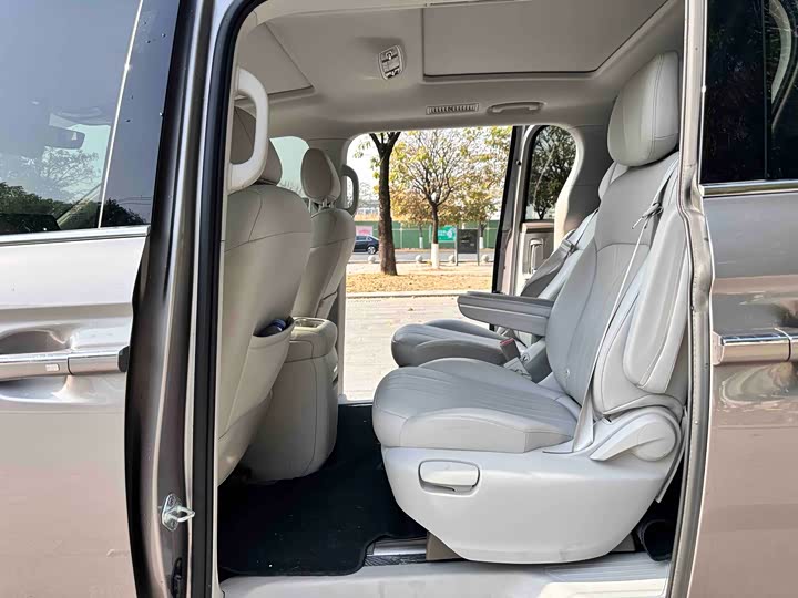 Photo 6 - Roewe iMax 8 EV