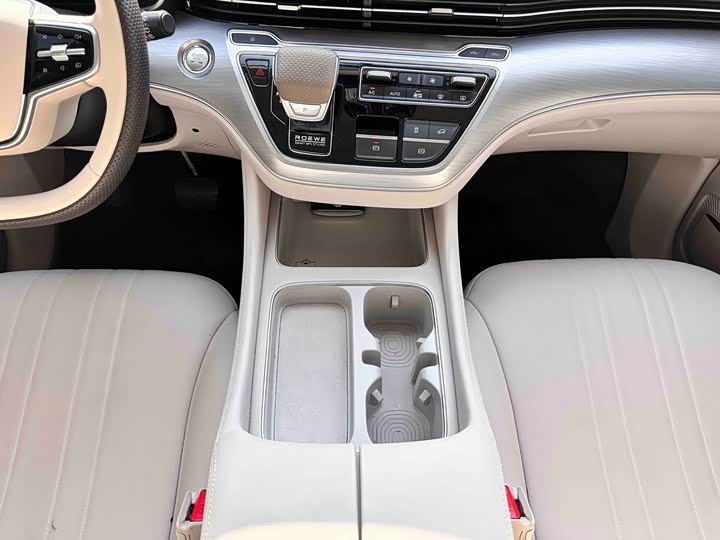 Photo 8 - Roewe iMax 8 EV