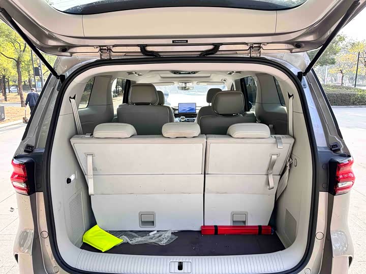 Photo 9 - Roewe iMax 8 EV