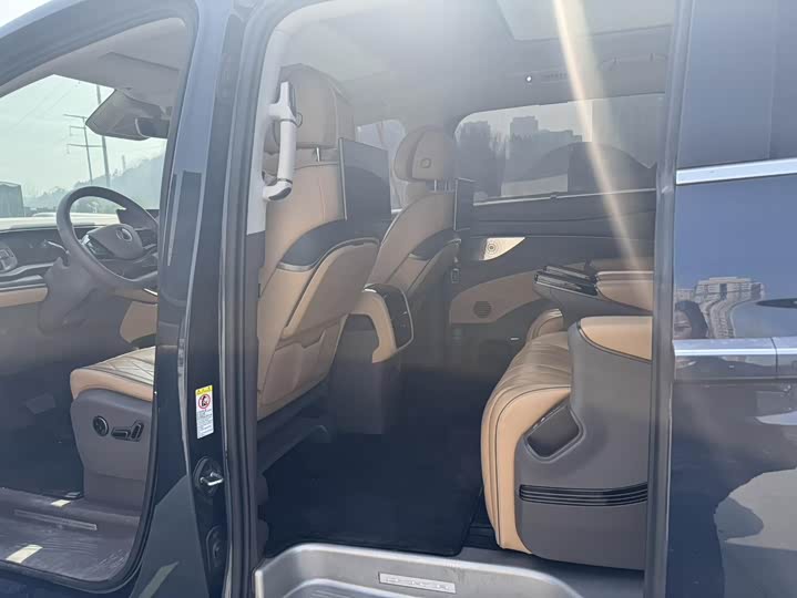 Фото 3 - Denza D9