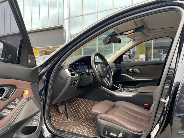 Photo 9 - BMW 3 Series