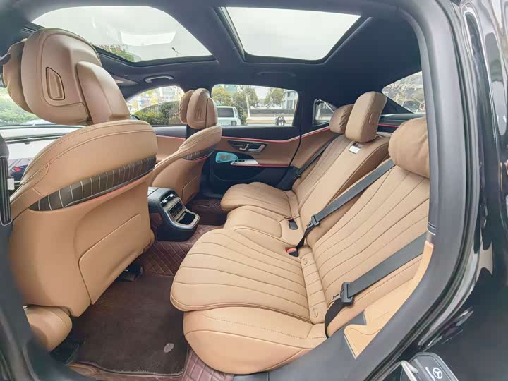 Photo 8 - Mercedes-Benz E-Class