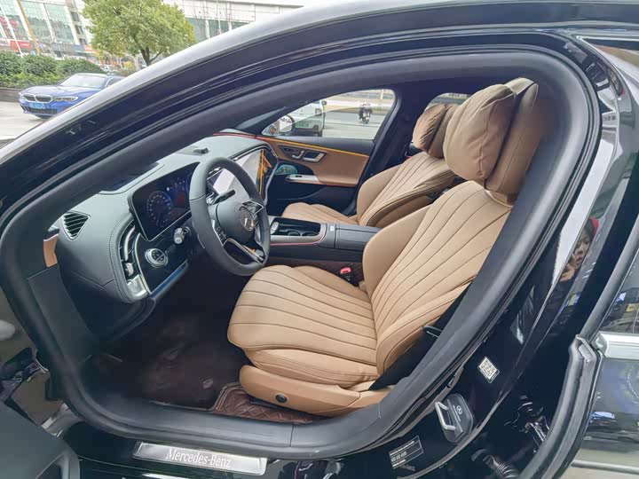 Photo 9 - Mercedes-Benz E-Class