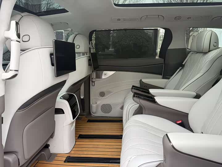 Фото 5 - Denza D9