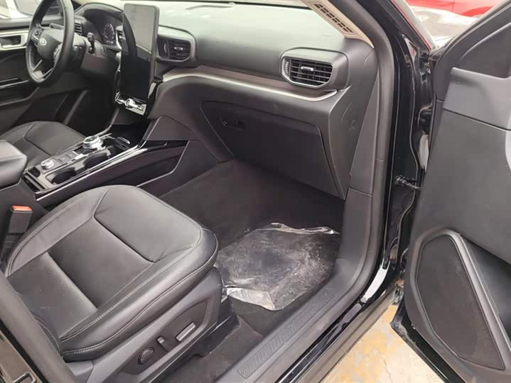 Фото 8 - Ford Explorer