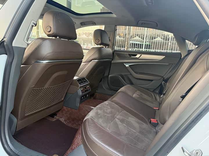 Фото 5 - Audi A7L