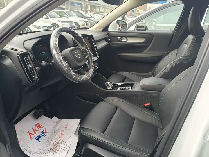 Фото 8 - Volvo XC40