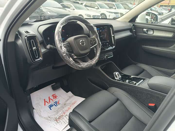 Фото 9 - Volvo XC40