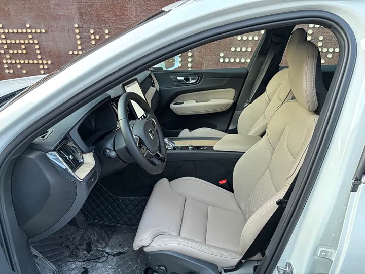 Фото 8 - Volvo XC60